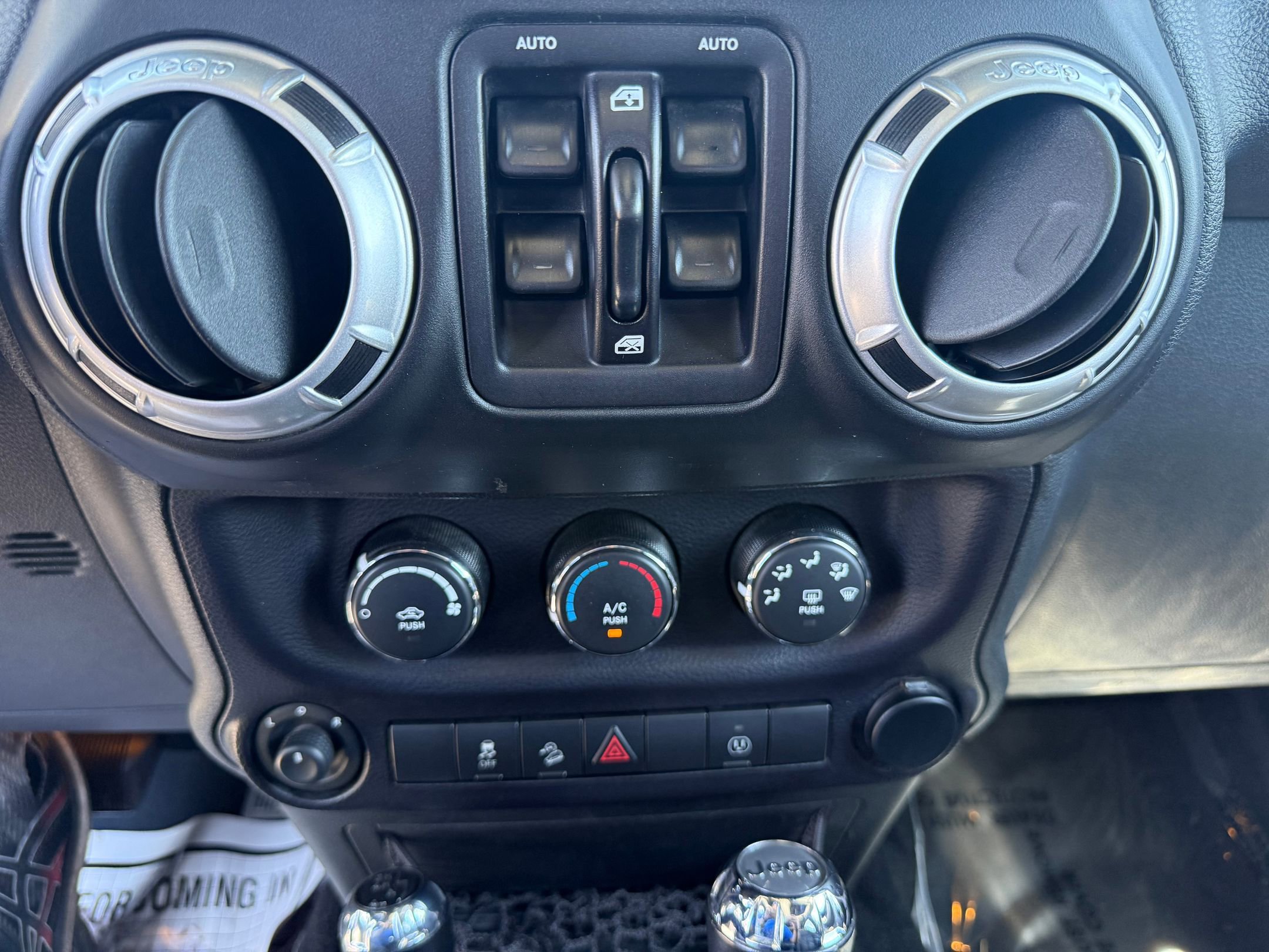 Used 2015 Jeep Wrangler Unlimited Sahara w/ Connectivity Group AWD/4WD image 21
