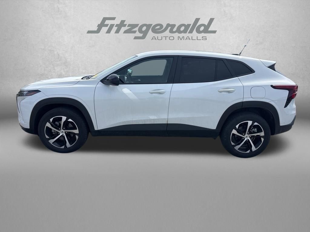 Used 2024 Chevrolet Trax RS w/ Driver Confidence Package FWD image 2