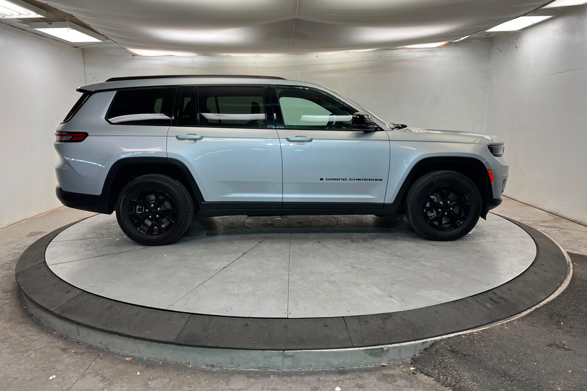 Used 2024 Jeep Grand Cherokee L Laredo image 7