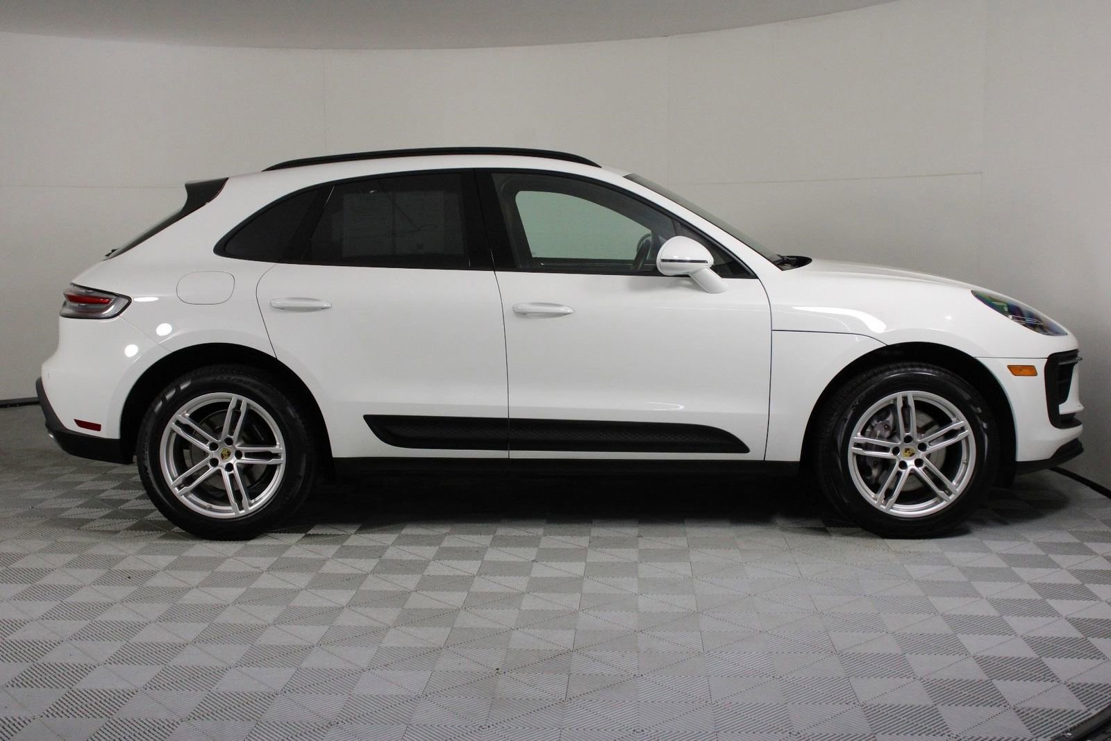 Certified 2022 Porsche Macan AWD/4WD image 8