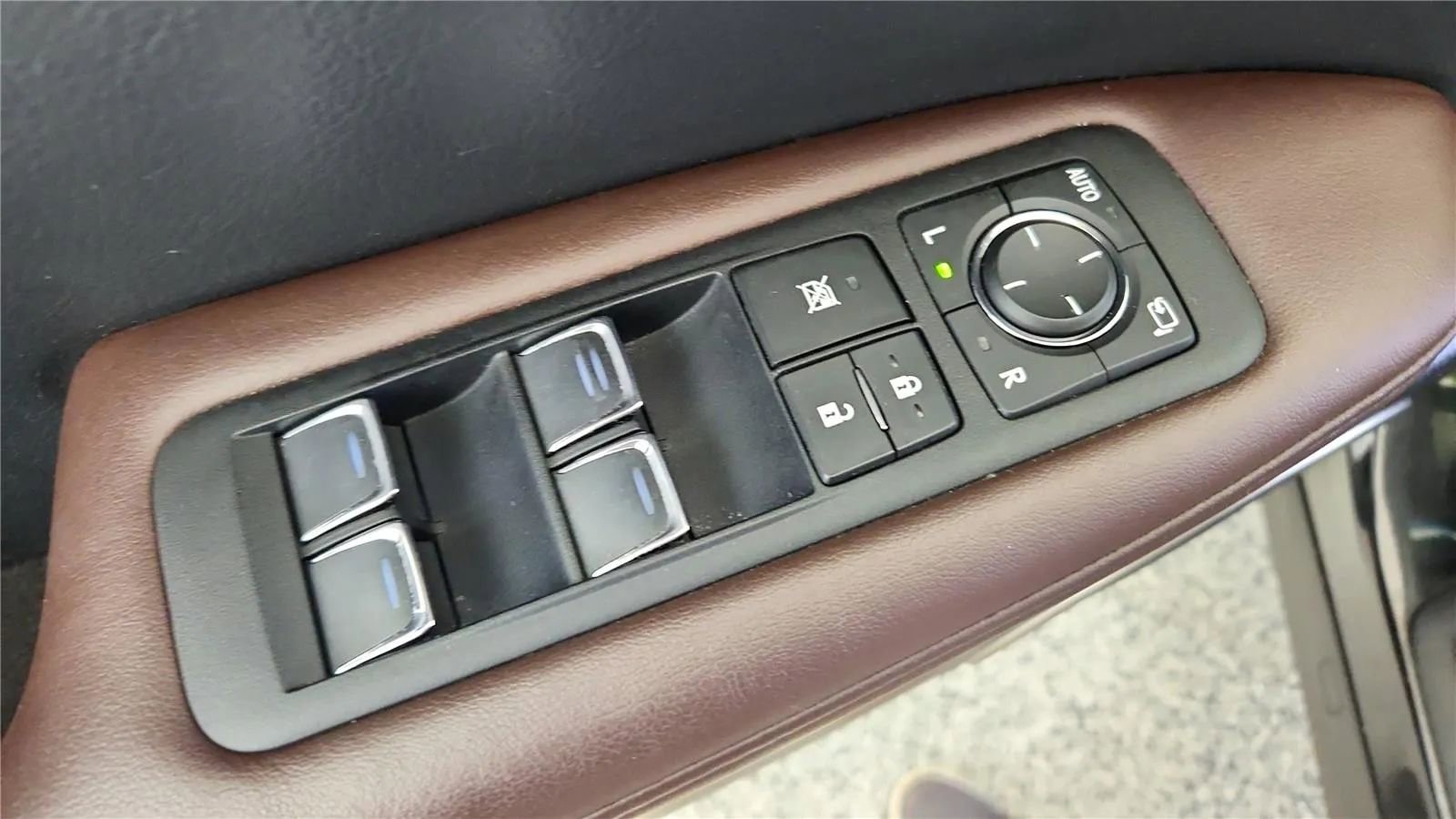 Used 2019 Lexus RX 450h AWD w/ Luxury Package image 32