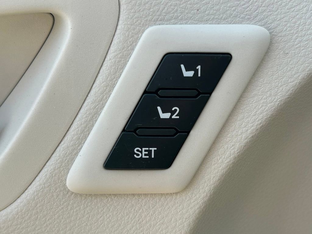 Certified 2023 Toyota Sienna Platinum image 25