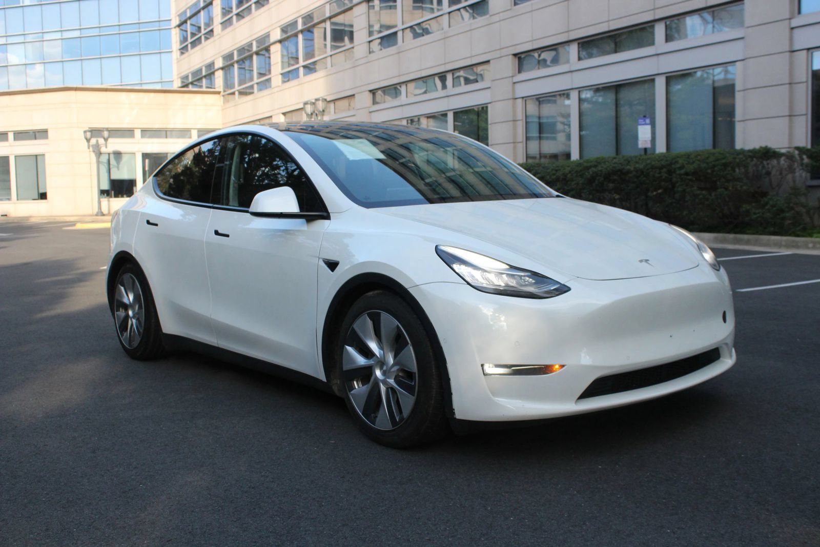 Used 2020 Tesla Model Y Long Range AWD/4WD image 1