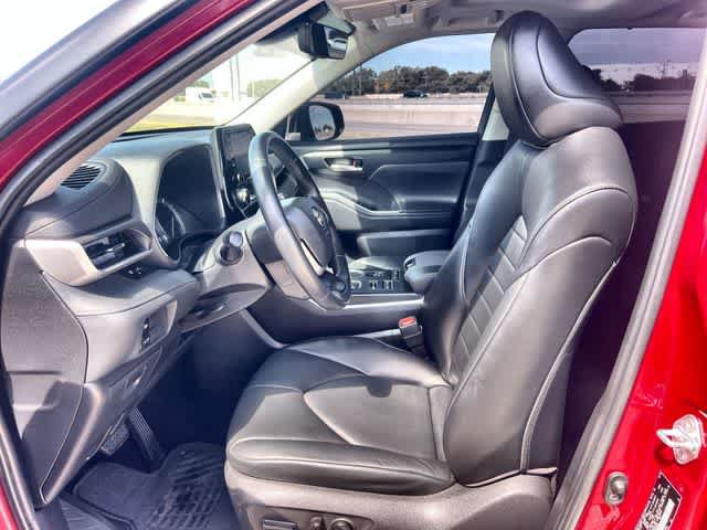 Used 2022 Toyota Highlander XLE AWD/4WD image 11
