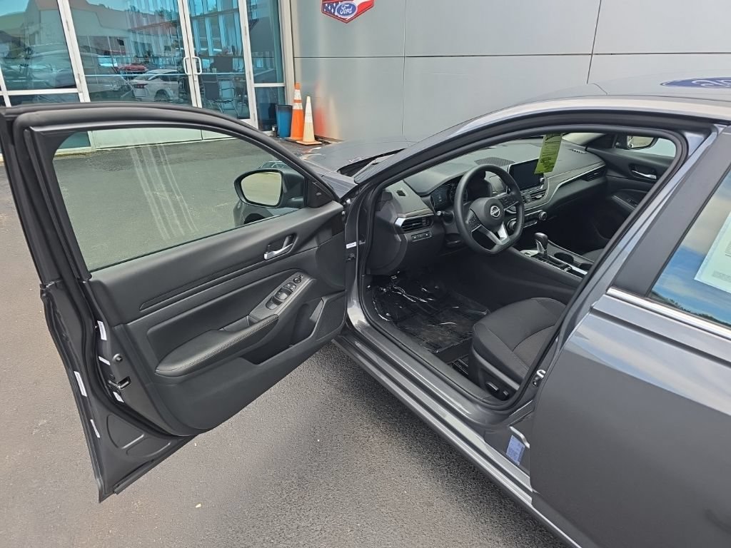 Used 2025 Nissan Altima 2.5 SV FWD image 10
