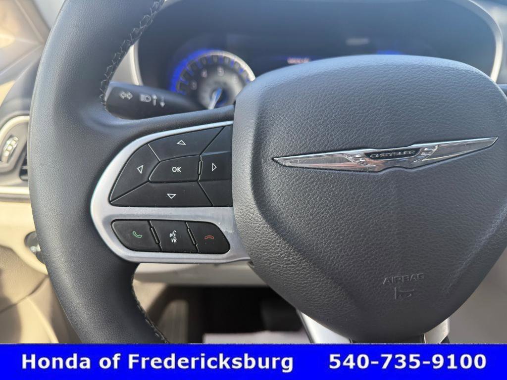 Used 2023 Chrysler Pacifica Touring-L image 18