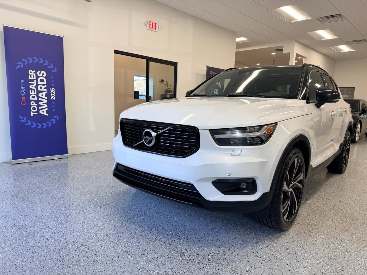 Used 2021 Volvo XC40 T4 R-Design w/ Advanced Package image 3