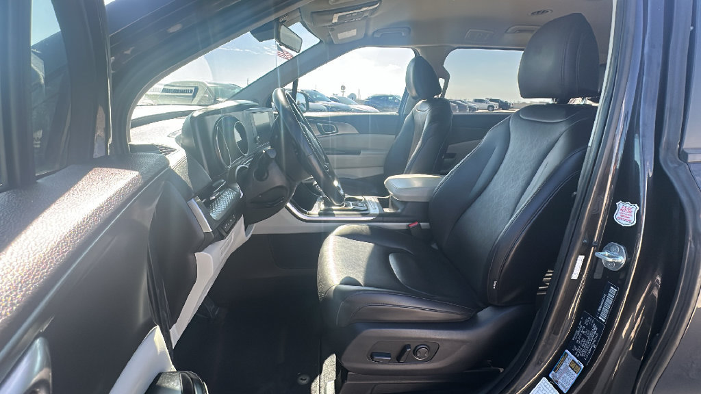 Used 2024 Kia Carnival LX FWD image 4