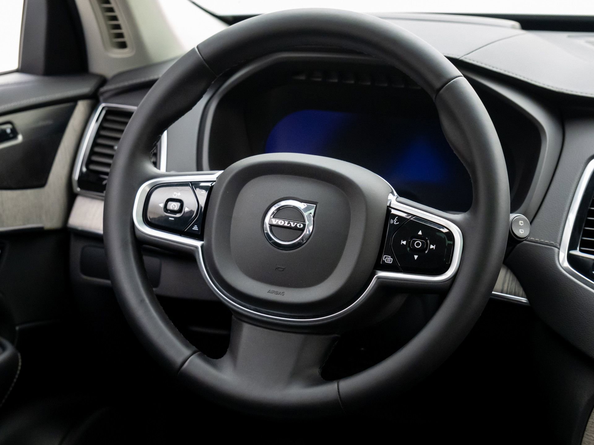 Used 2023 Volvo XC90 B6 Ultimate w/ Protection Package Premier image 11