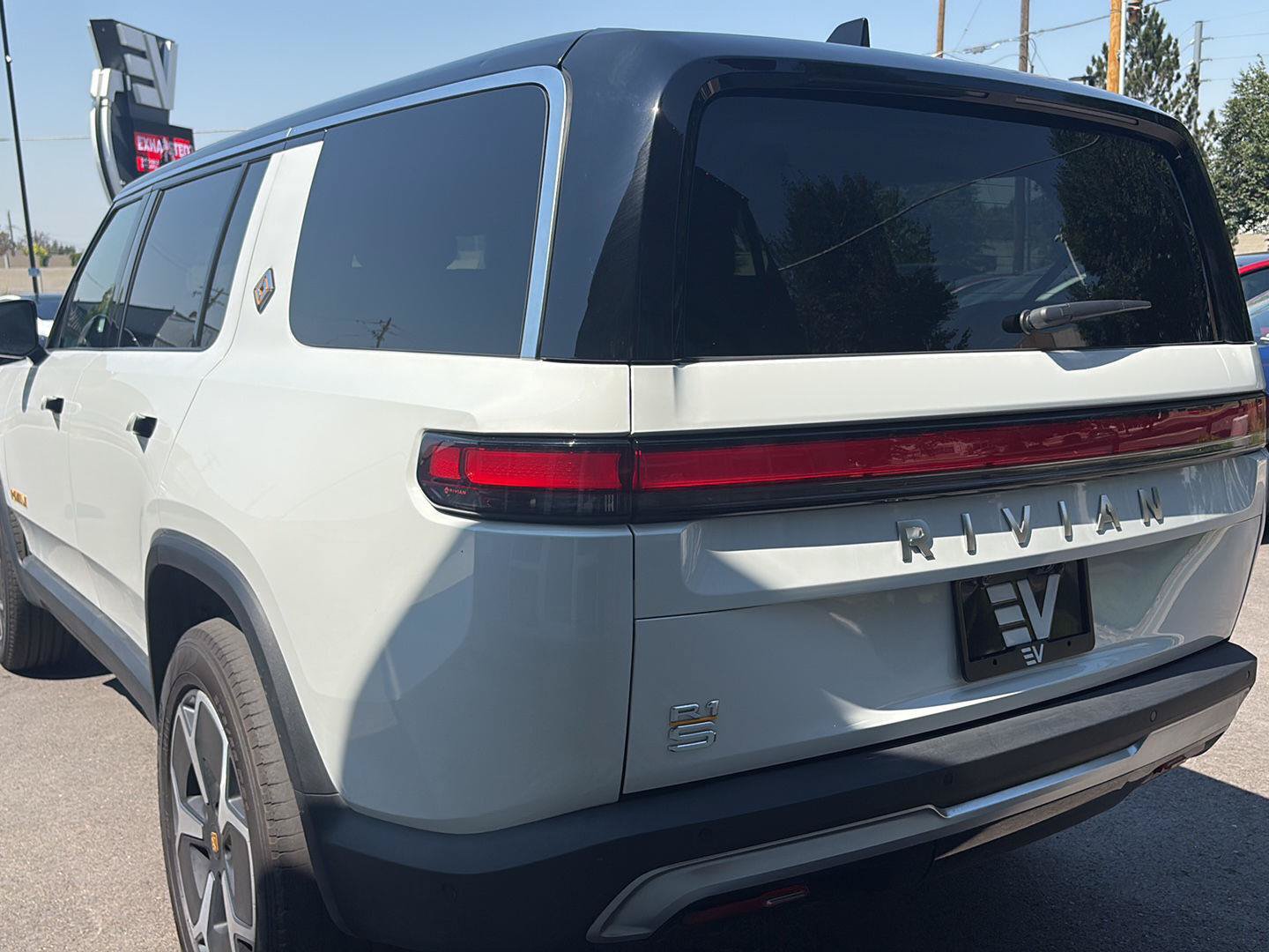 Used 2024 Rivian R1S Adventure AWD/4WD image 6