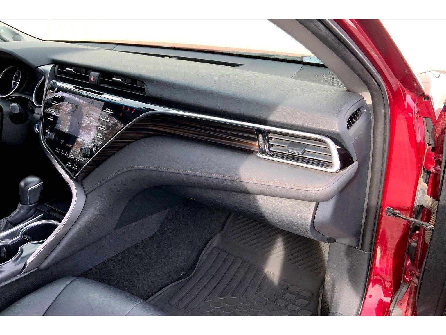 Used 2018 Toyota Camry XLE image 14