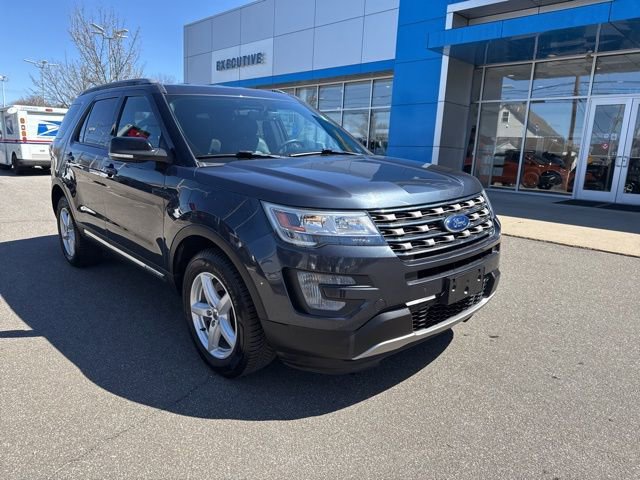 Used 2017 Ford Explorer XLT w/ Equipment Group 202A image 4