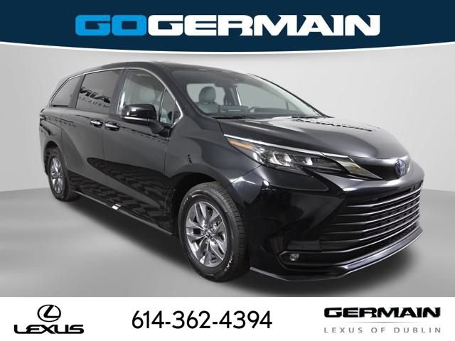 Used 2025 Toyota Sienna XLE image 7