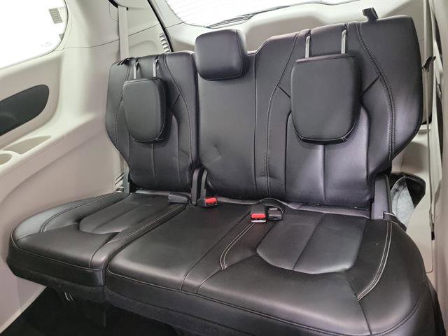 Used 2023 Chrysler Pacifica Touring-L image 11