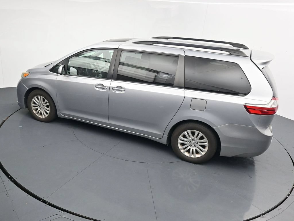 Used 2015 Toyota Sienna XLE w/ Four Season Floor Mat Package FWD image 13