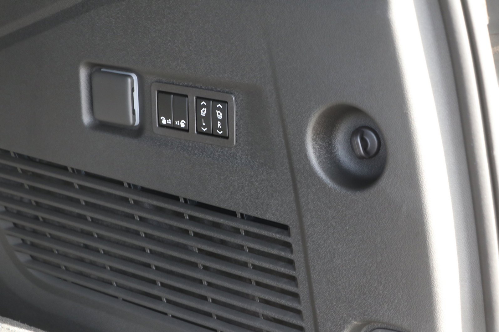 New 2026 GMC Yukon XL AT4 w/ AT4 Premium Package image 32