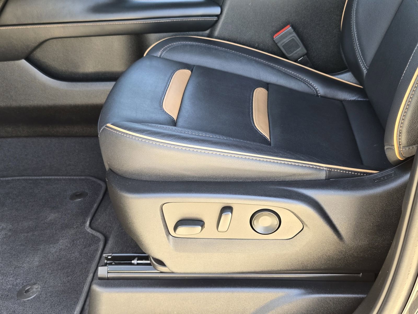 Used 2023 GMC Yukon XL AT4 w/ Technology Package image 28