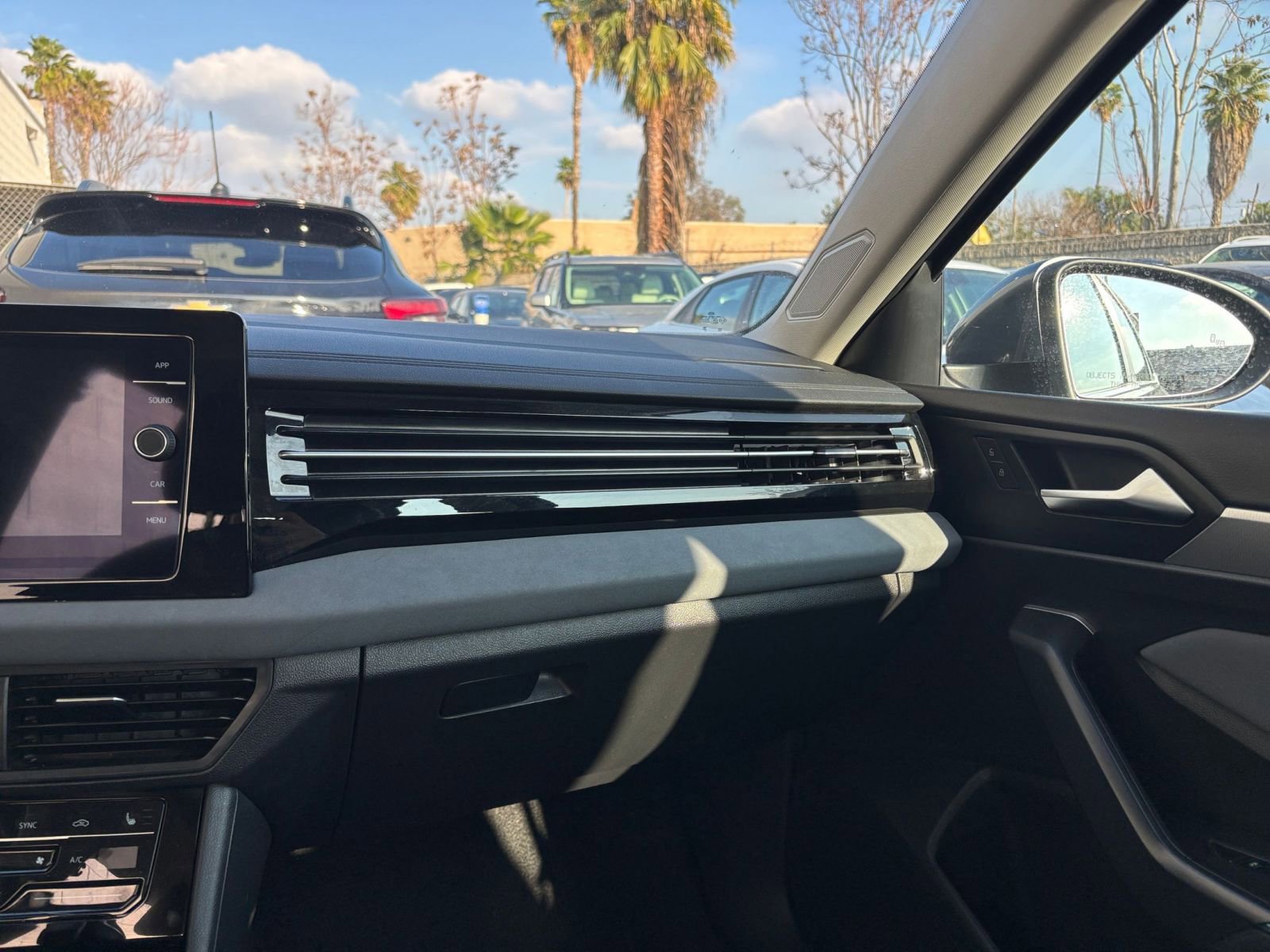 Used 2025 Volkswagen Jetta SE image 40