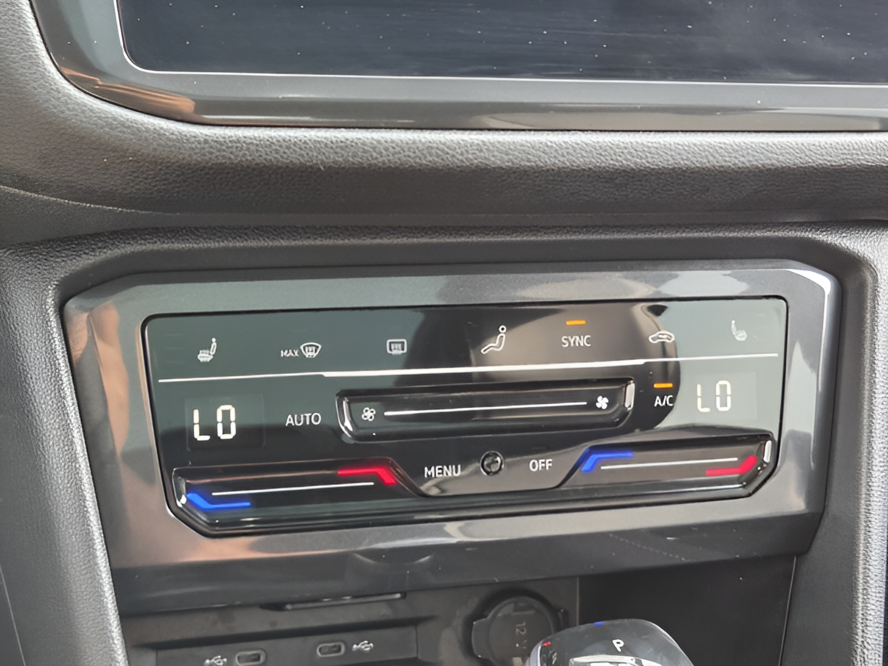 Used 2024 Volkswagen Tiguan SE w/ Panoramic Sunroof Package FWD image 23