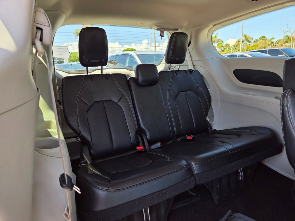 Used 2024 Chrysler Pacifica Touring-L image 15
