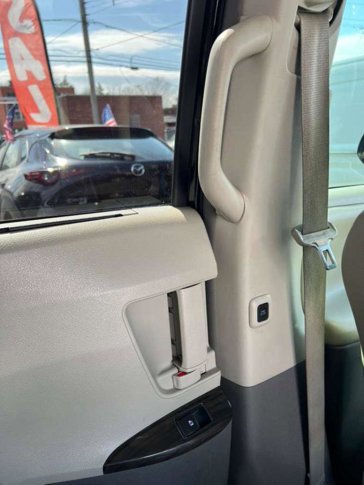 Used 2017 Toyota Sienna XLE w/ XLE Navigation Package image 32