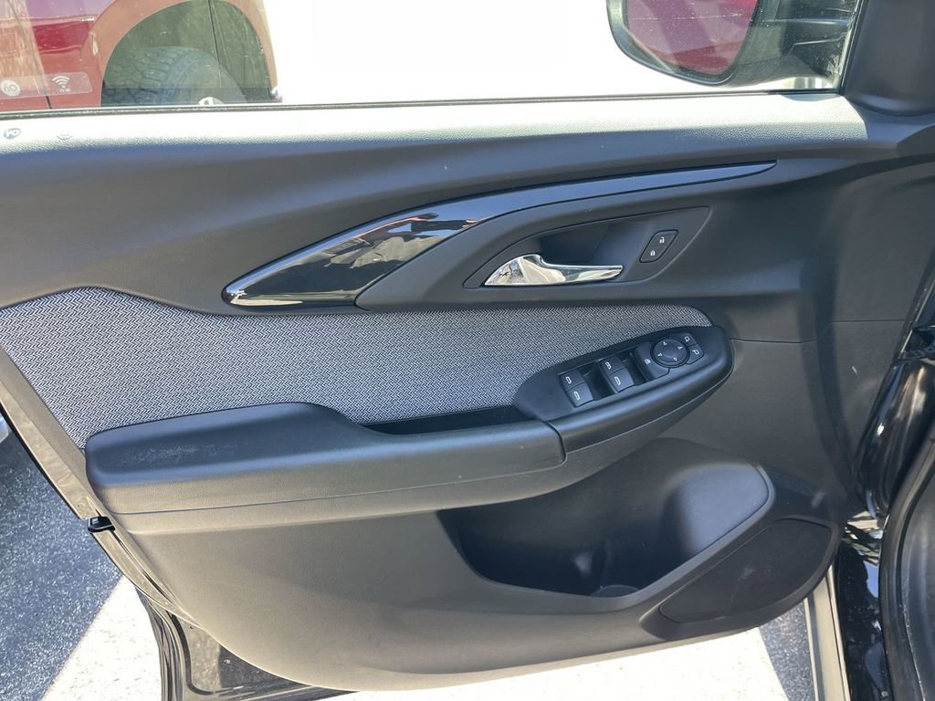 Used 2023 Chevrolet TrailBlazer LT w/ Convenience Package image 3