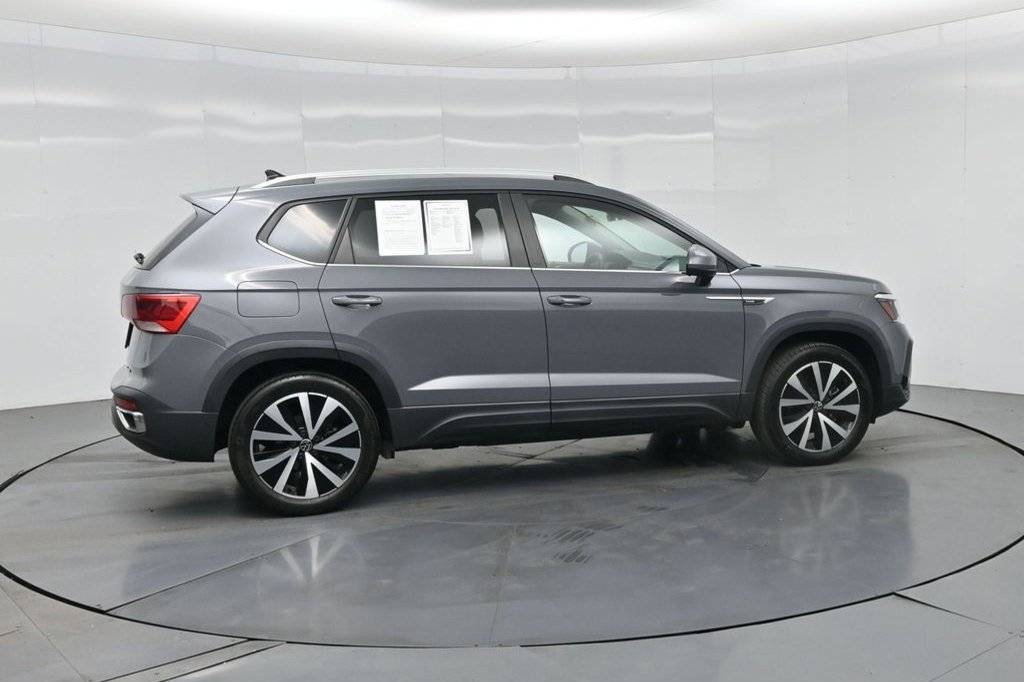 Used 2023 Volkswagen Taos SE w/ Panoramic Sunroof Package AWD/4WD image 4