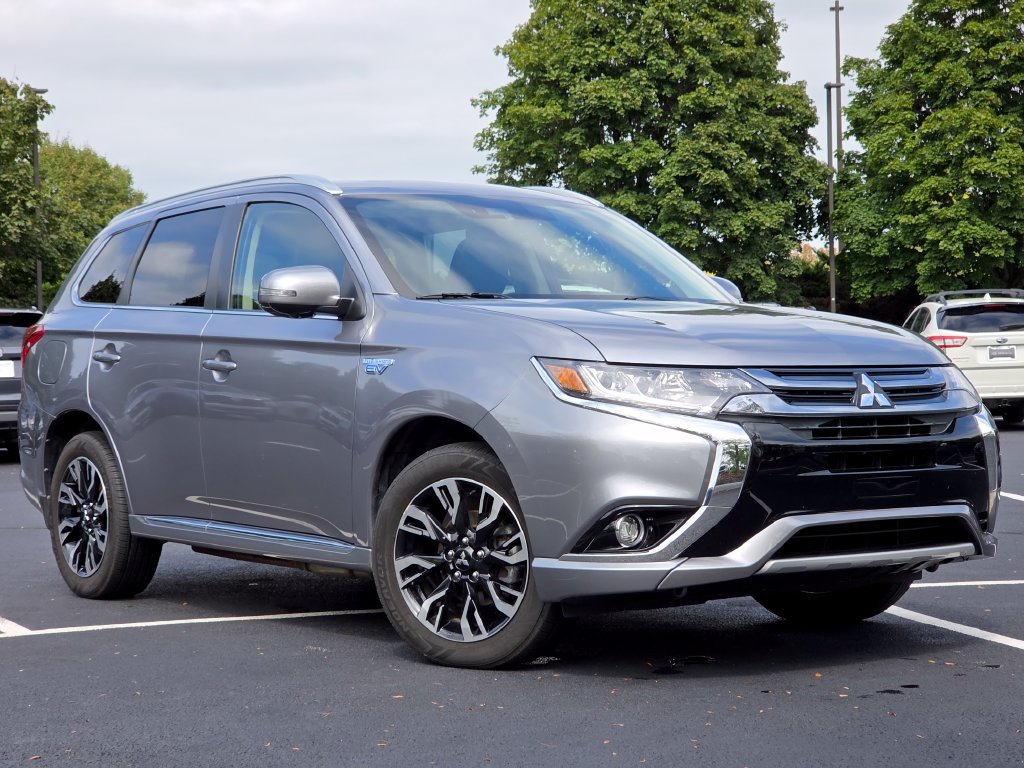 Used 2018 Mitsubishi Outlander 4WD Plug-In Hybrid image 2