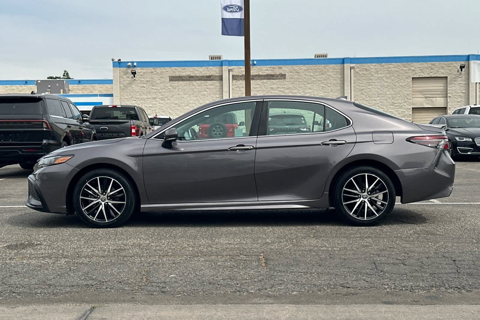 Used 2023 Toyota Camry SE image 6