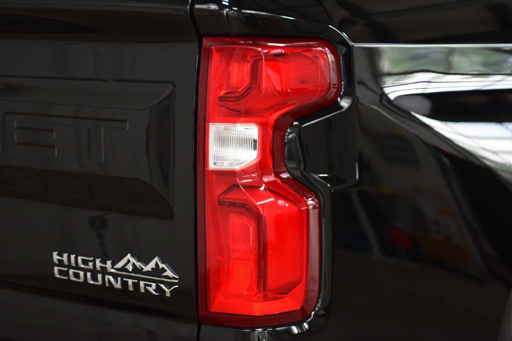 Used 2025 Chevrolet Silverado 1500 High Country w/ High Country Premium Package AWD/4WD image 19