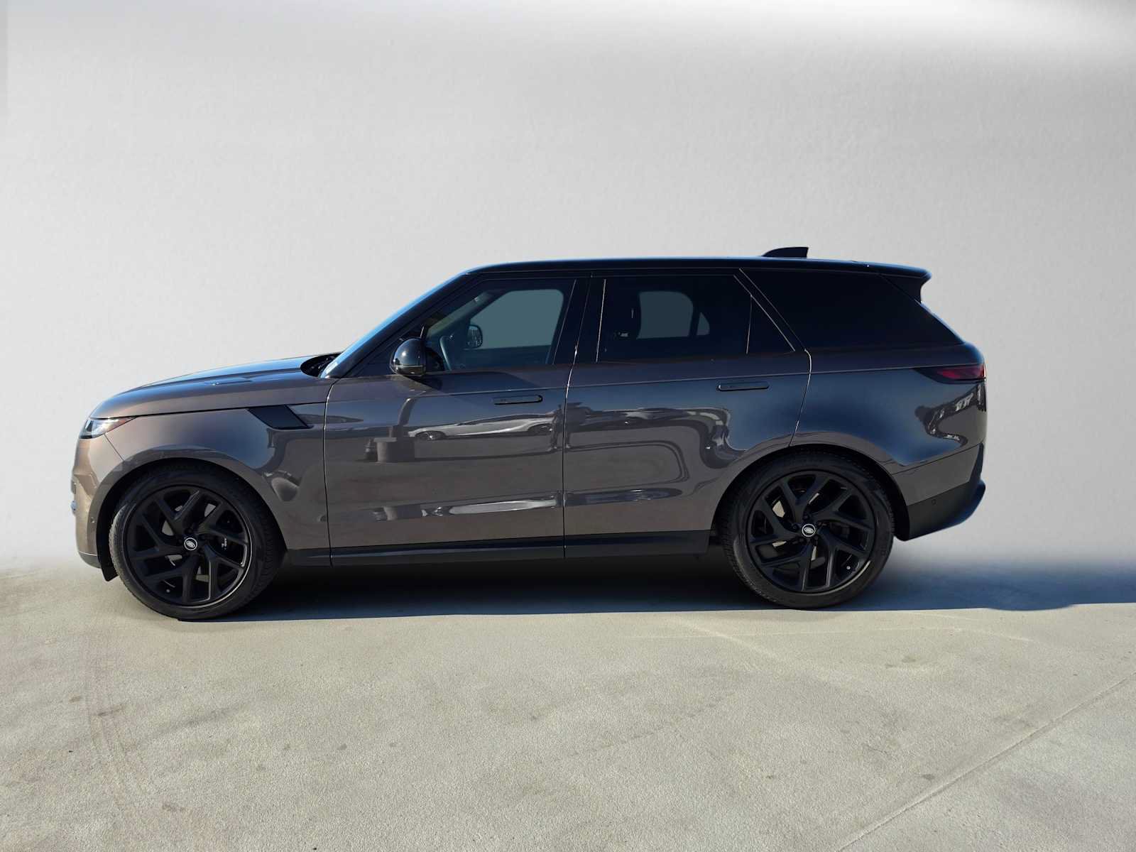 Used 2025 Land Rover Range Rover Sport SE AWD/4WD image 2