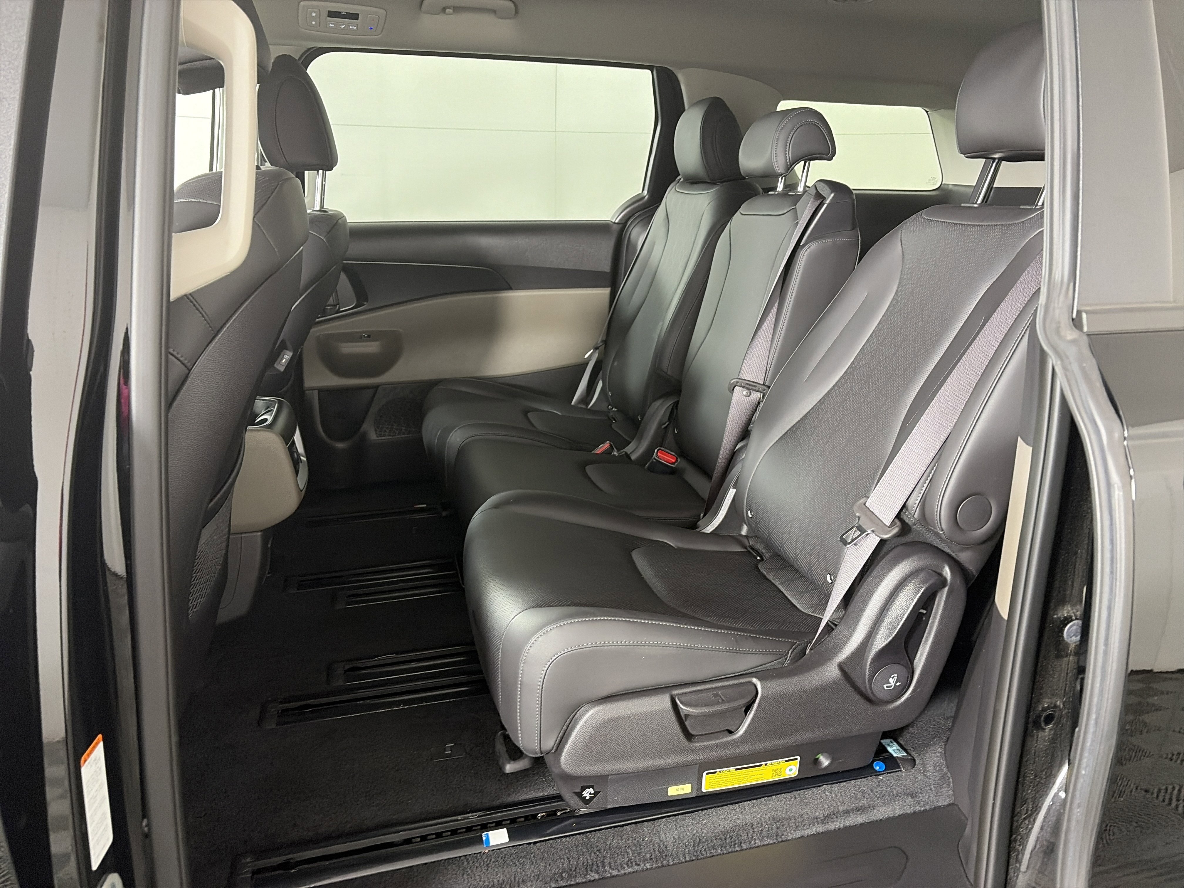 Used 2025 Kia Carnival image 7