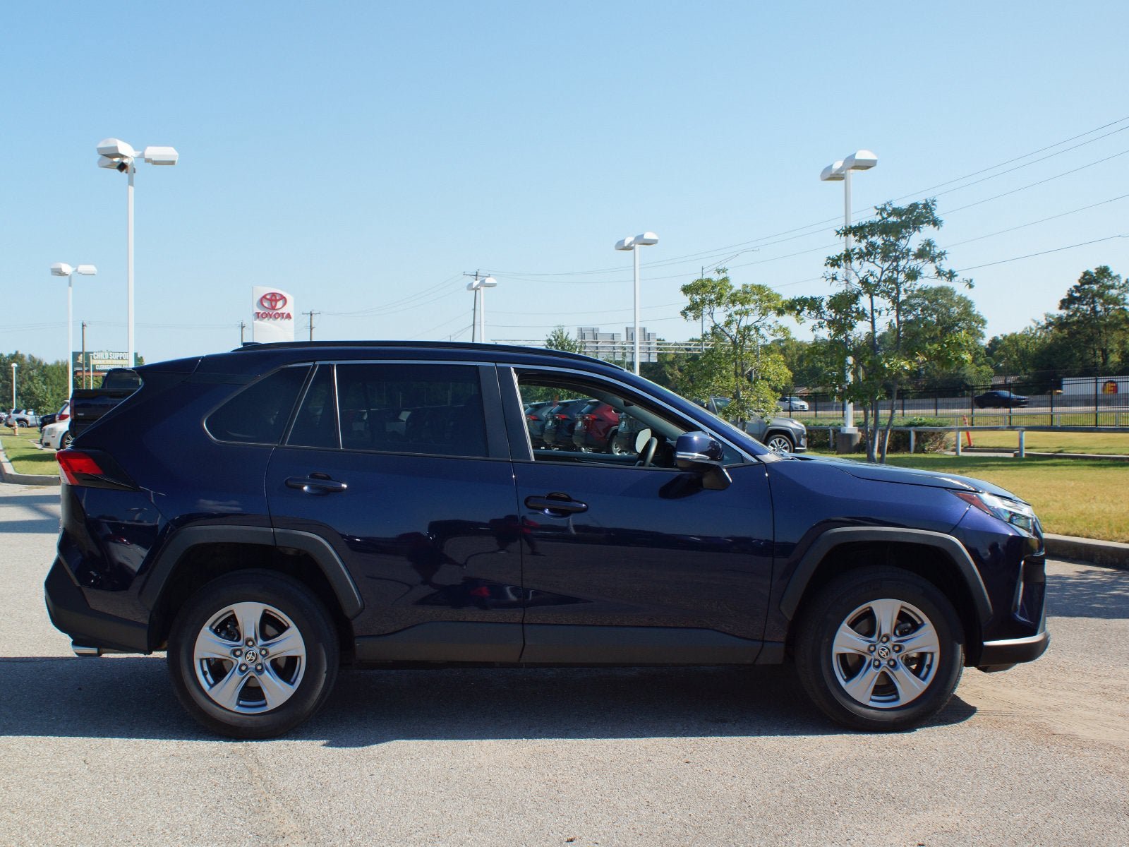 Used 2025 Toyota RAV4 XLE AWD/4WD image 19