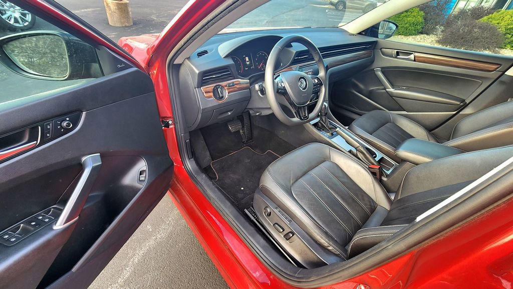 Used 2022 Volkswagen Passat 2.0T image 9