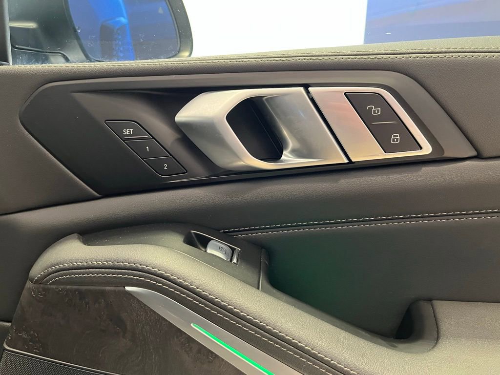 Used 2023 BMW X7 xDrive40i w/ Parking Assistance Package image 41