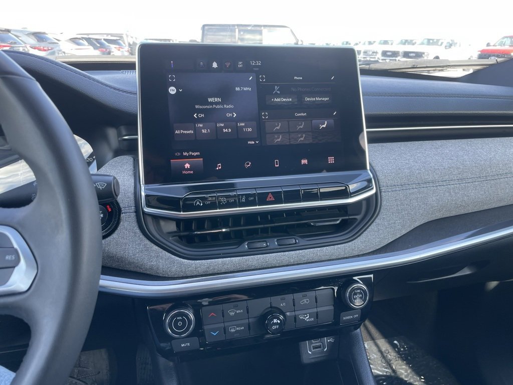 Used 2024 Jeep Compass Latitude image 10