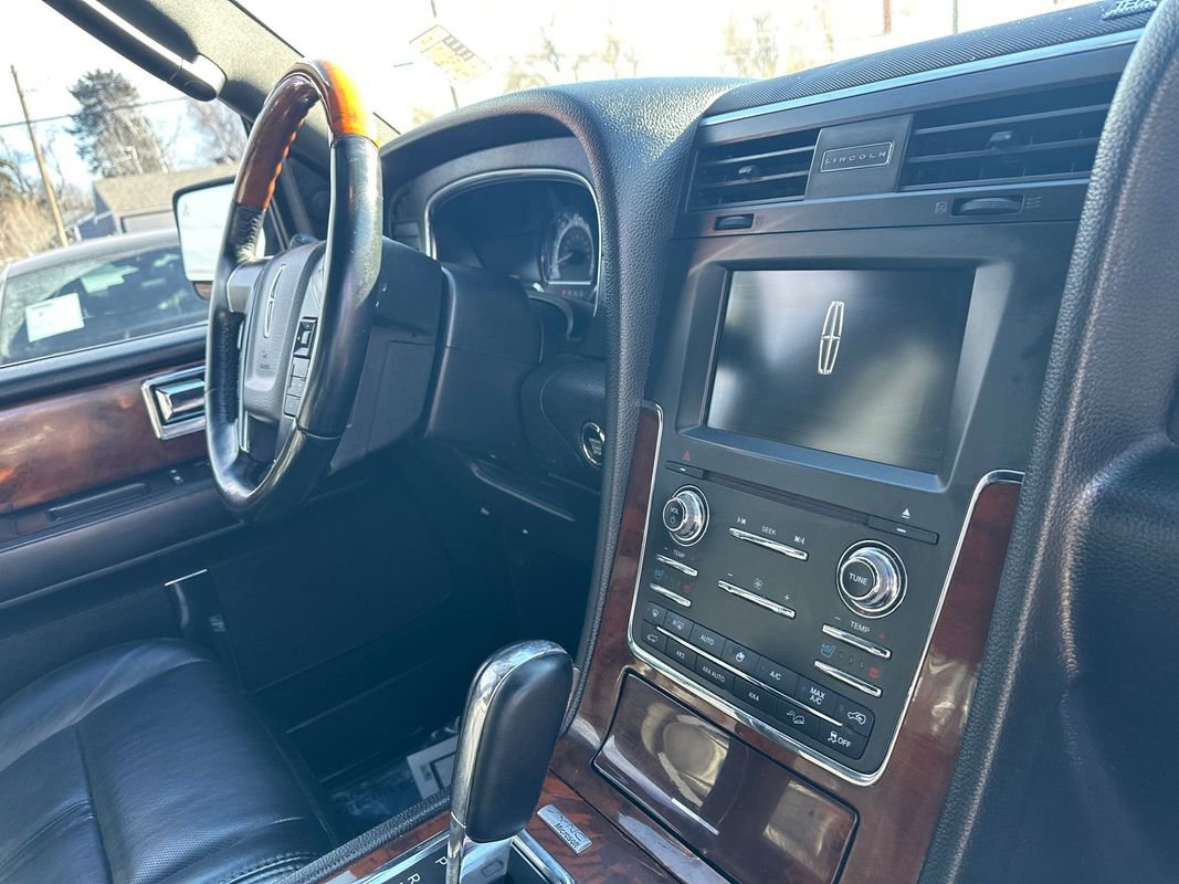 Used 2015 Lincoln Navigator image 28