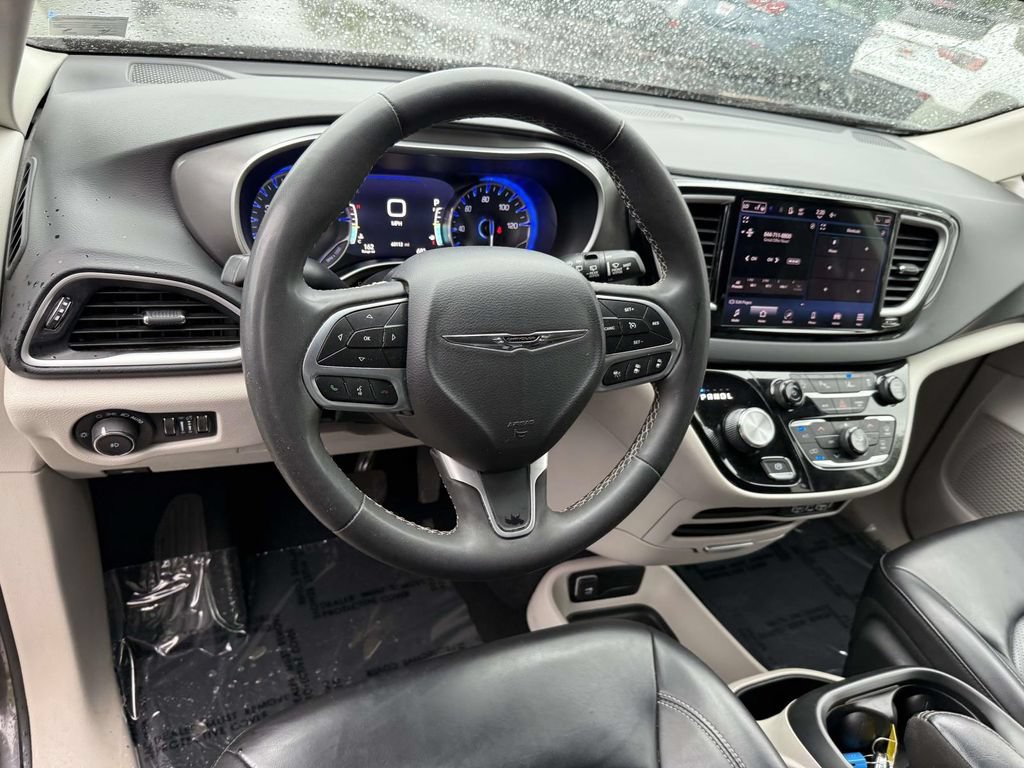 Used 2023 Chrysler Pacifica Touring-L FWD image 2