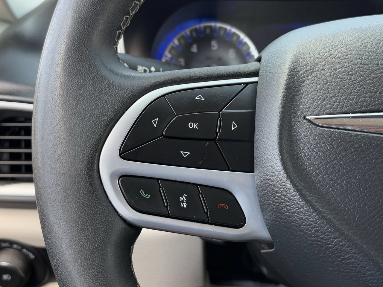 Used 2024 Chrysler Pacifica Touring-L FWD image 15