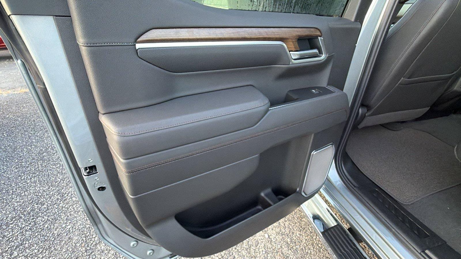 New 2026 Chevrolet Silverado 1500 High Country w/ Z71 Off-Road Package AWD/4WD image 19