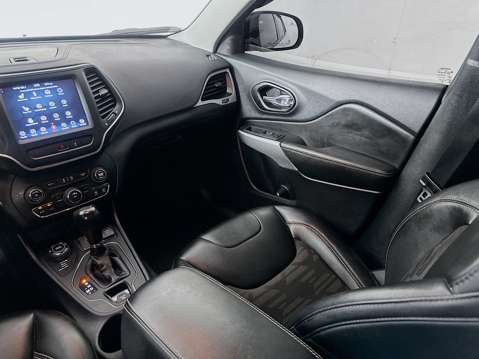 Used 2022 Jeep Cherokee Latitude AWD/4WD image 25