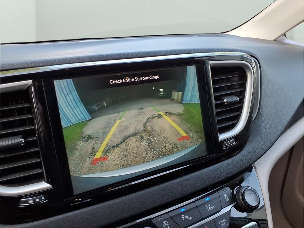 Used 2023 Chrysler Pacifica Touring-L FWD image 10