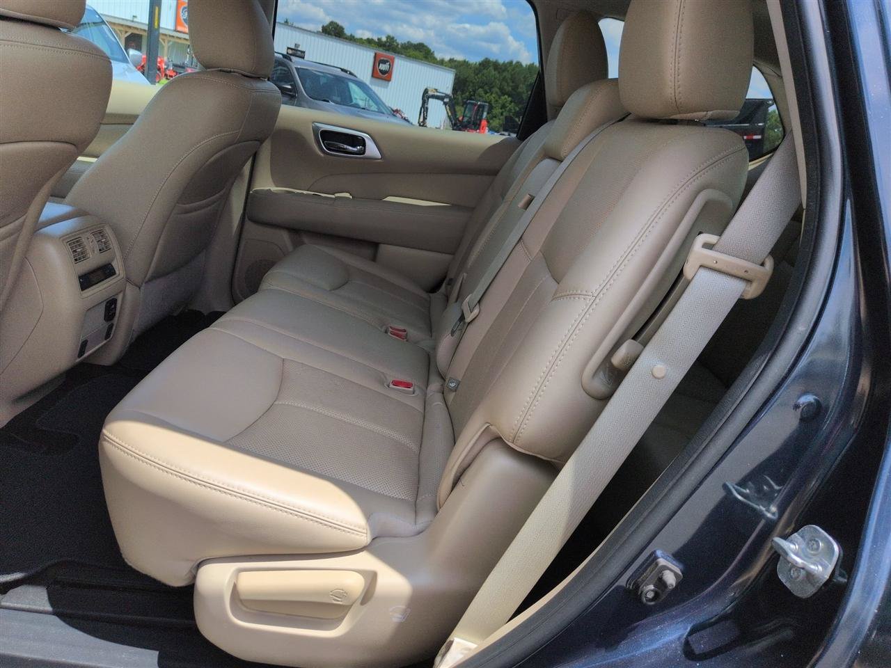 Used 2016 Nissan Pathfinder Platinum FWD image 31