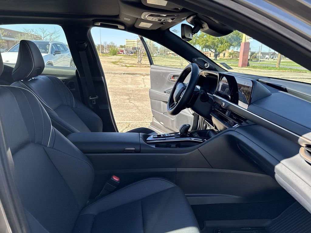 Used 2025 Toyota Crown Platinum image 30