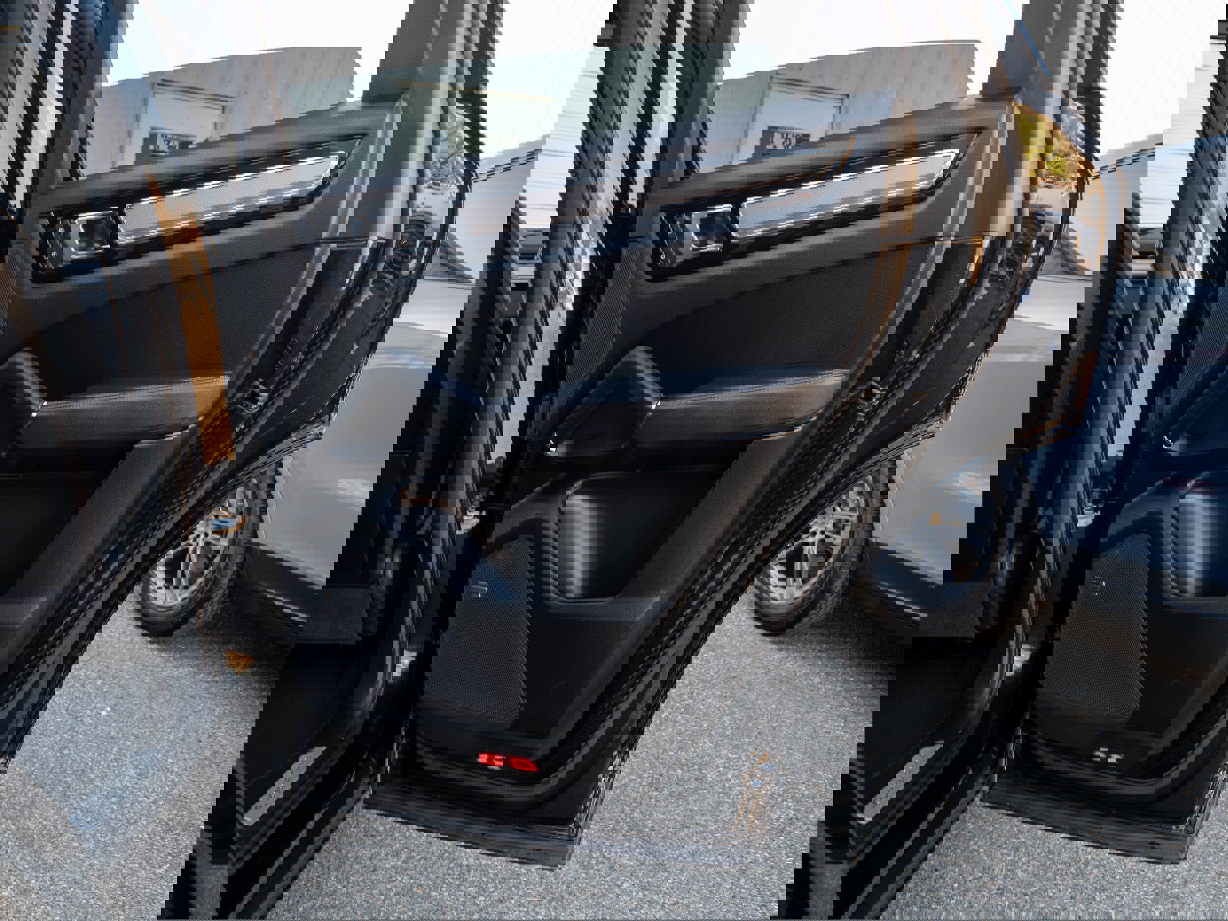 Certified 2023 Porsche Cayenne Platinum Edition image 36