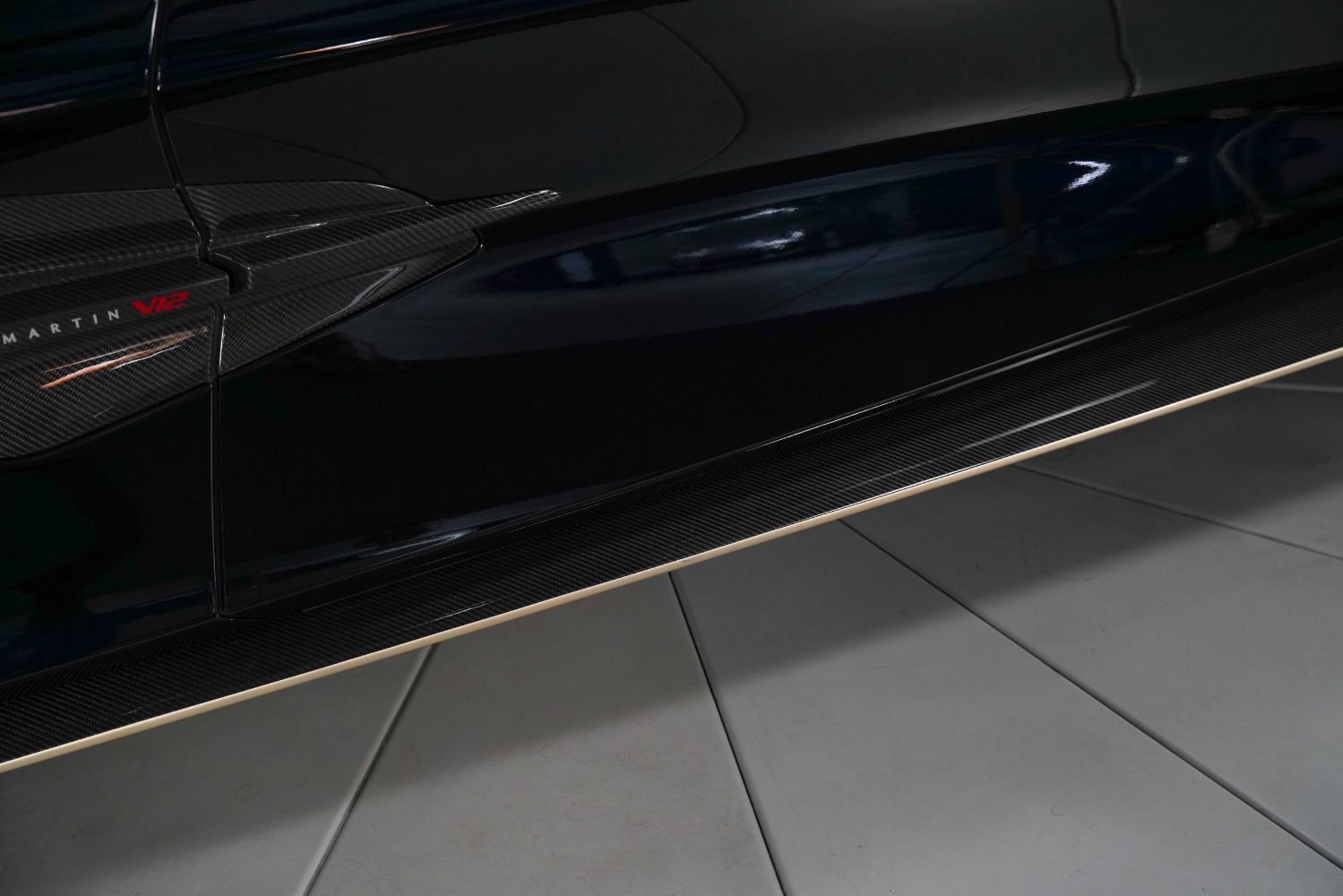 Used 2025 Aston Martin Vanquish RWD image 22