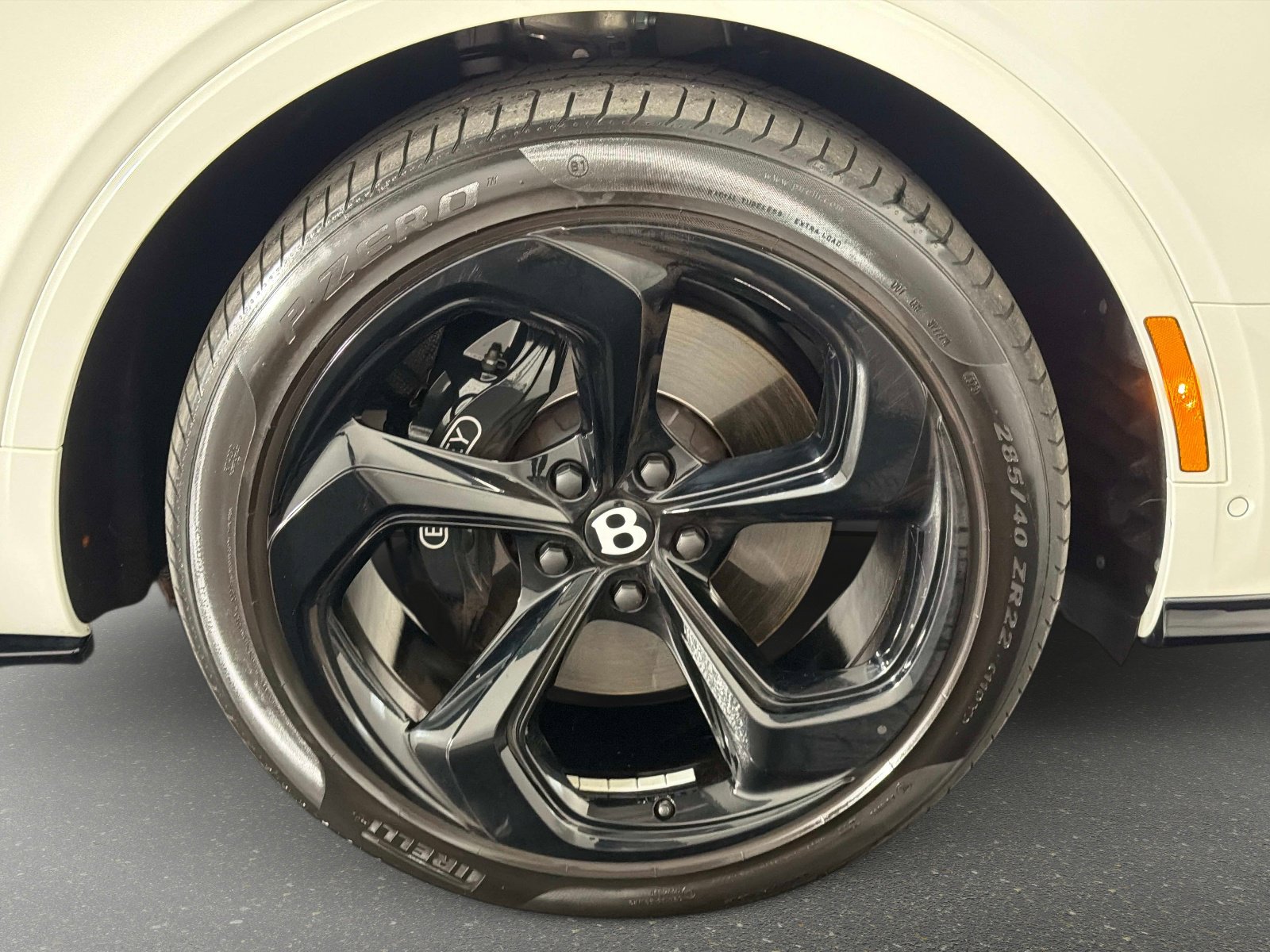 Used 2024 Bentley Bentayga Plug-In Hybrid image 20