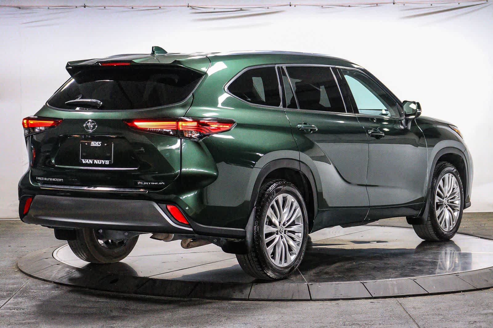 Used 2023 Toyota Highlander Platinum FWD image 4