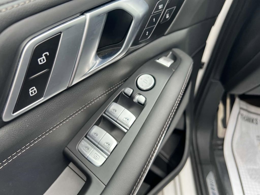 Used 2024 BMW X7 xDrive40i w/ M Sport Package image 16