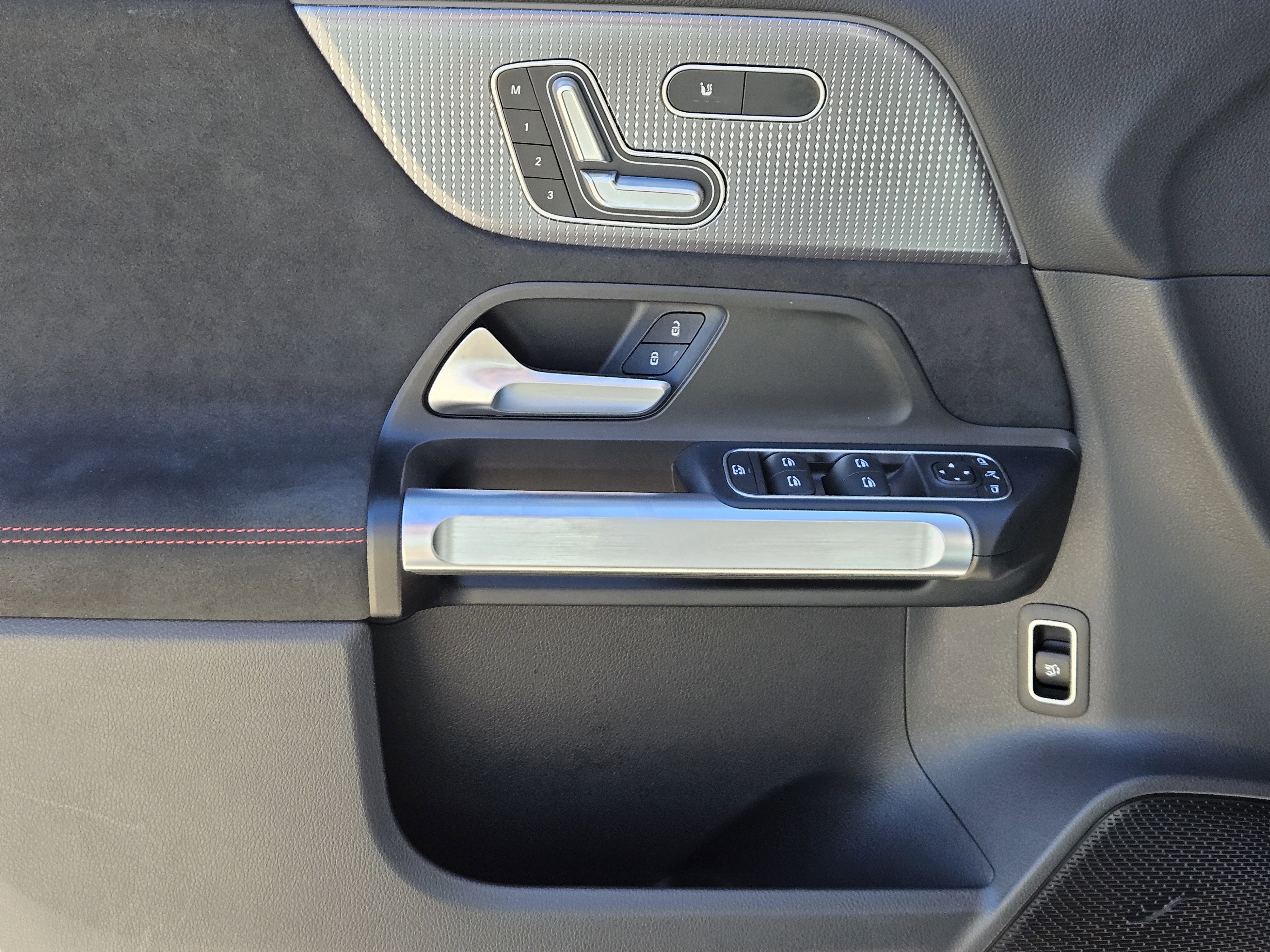 Used 2023 Mercedes-Benz EQB 300 4MATIC image 24